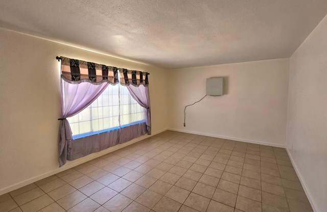 Charming and Comfortable - 4bd / 2bth - Move In Ready Home! Natural Gas and Sewer! Gallery 3