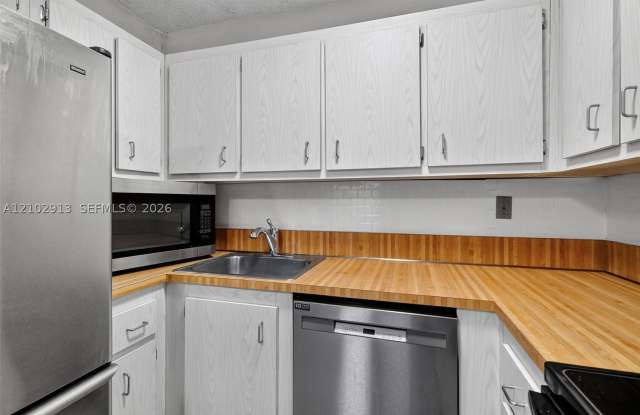 2924 Collins Avenue Gallery 4