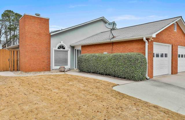 Immaculate 2bed/2ba in Fayetteville with Lawn Care Included photos photos