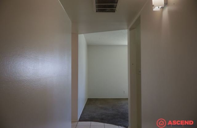 Beautiful 3BR/2BA with Garage — Pet Friendly, Utilities Included! Gallery 4