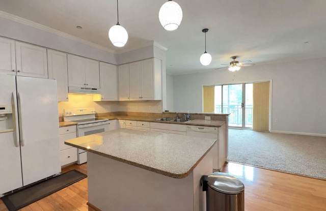 Charming 2-Bedroom Condo in Port Warwick Gallery 3