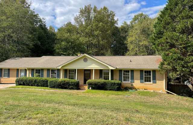 4/2 brick ranch home with unfinished full basement Centrally Located in Oconee's Northwest Woods! Gallery 3