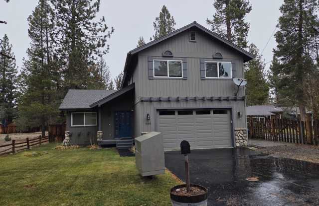 Large mountain home with 2 car garage - 1978 Arrowhead Avenue, El Dorado County, CA 96150