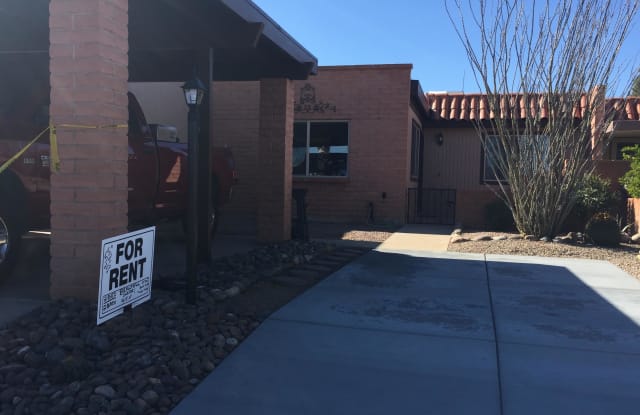 435 N Calle De Lumbre - 435 Calle De Lumbre, Green Valley, AZ 85614