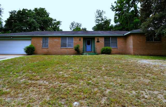Charming 3 Bedroom, 2 Bath Home In Shady Oaks Addition! photos photos