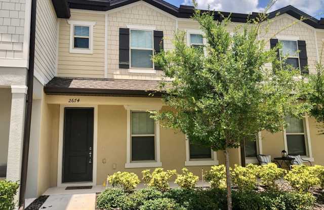 MOVE IN SEPTEMBER! IMMACULATE RENTAL! 2x2.5 TOWNHOME WITH PRIVATE COURTYARD! 2 CAR GARAGE! Gallery 3