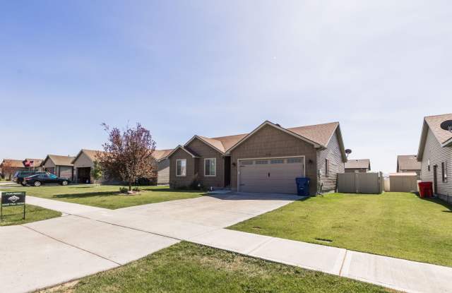 $500 OFF FIRST MONTH'S RENT IF SIGNED BEFORE THE END OF OCTOBER!!!! SPACIOUS MODERN 6 BED 3 BATH HOME IN IONA! Gallery 4