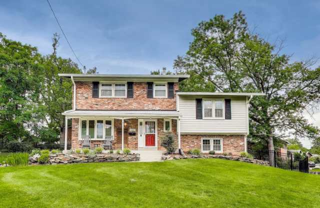 Sparkling READY SF 5 + 2.5 w/ hardscape patio and Fenced in yard in Potomac!! photos photos