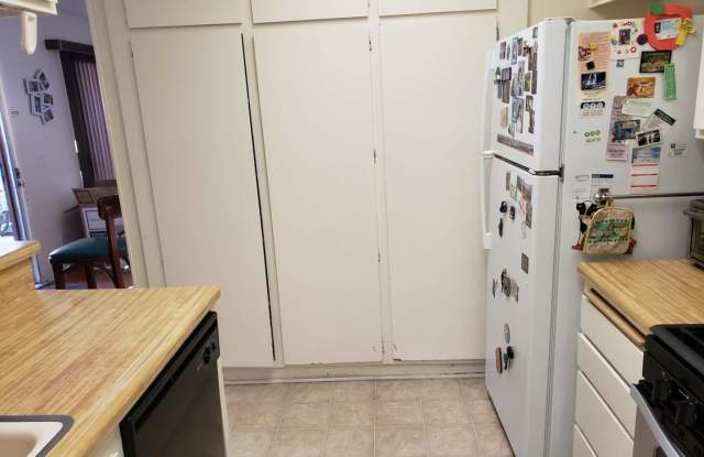 Gorgeous Single Story 3 bedroom Condominium Gallery 4