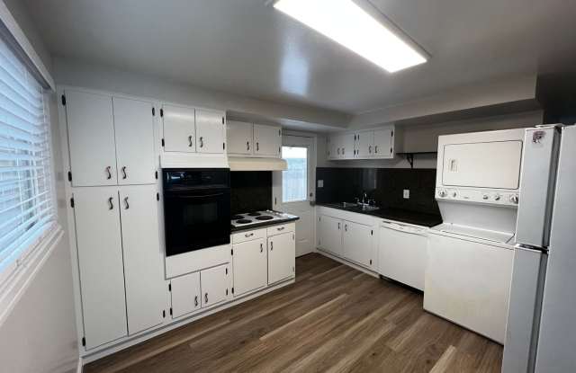 2 Bedroom House - Close to UNR Gallery 2