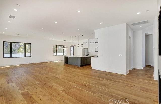 5520 Woodlake Avenue Gallery 2