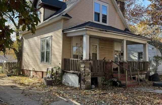 989 West Packard Street - 989 West Packard Street, Decatur, IL 62522