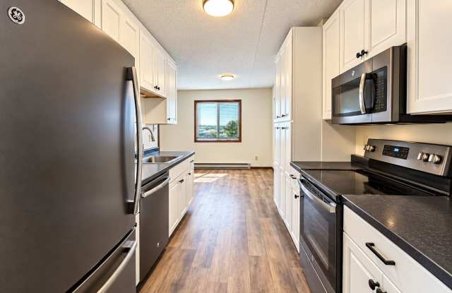 2 bedroom Condo in Twin Towers!! Gallery 3