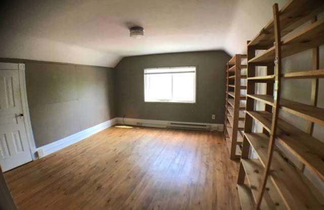 $1,675| 4Br 1Ba| 730 Market St| UWEC/CVTC Students, Available 06/02/25 - 730 Market Street, Eau Claire, WI 54703