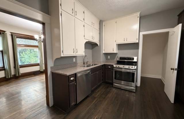 Charming 3Bed 1.5Bath + Den in Saint Paul *Off Street Parking w’2.5 Car Garage* Gallery 3