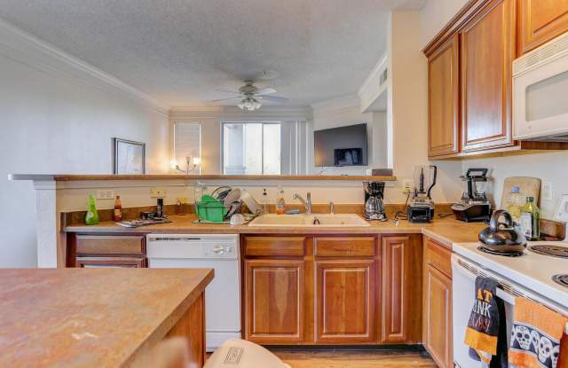 **MOVE-IN SPECIAL**Bright Corner 3BR Condo with Garage in Superior! Available NOW! Gallery 4
