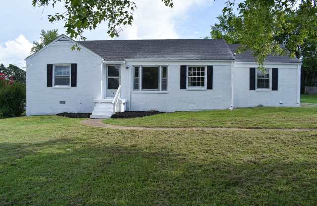 Renovated 3 Bed 1.5 Bath with Carport in Lewisburg photos photos