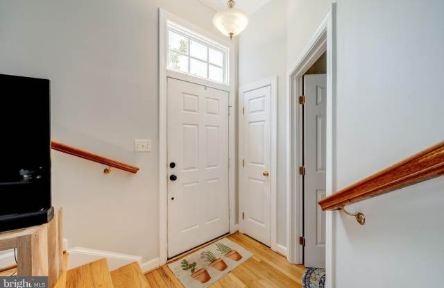 921 HARRISON Circle Gallery 3