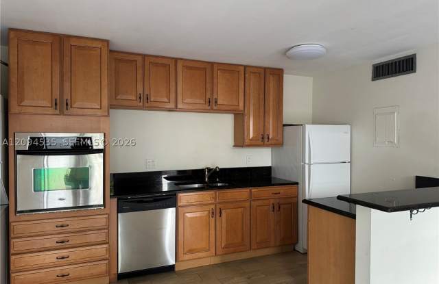 637 Executive Center Dr Gallery 1