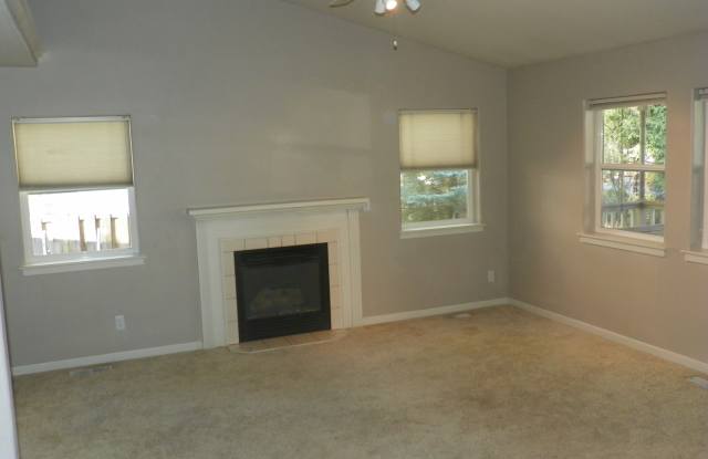 Bring Your Dog! Westside, 3 Bdrm, 2 Bath House, Double Garage & Xtra Storage Gallery 3