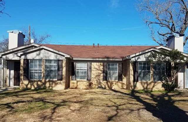 831 Woodland Court - 831 Woodland Court, Kennedale, TX 76060