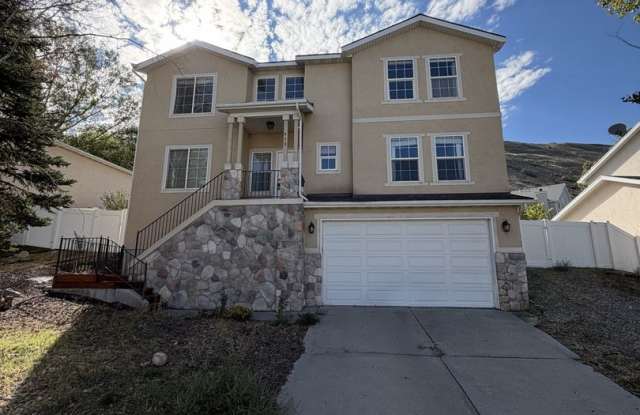 Spacious 3-Bedroom Draper Home with Fenced Yard & 2-Car Garage Gallery 1