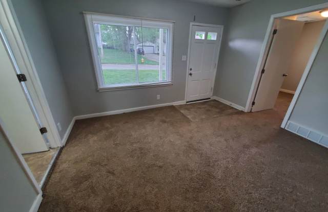 1 bedroom rental home with 2 car garage! Gallery 3