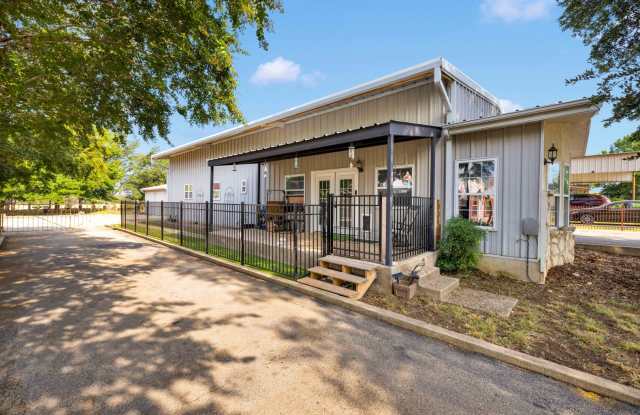 Peaceful Hill Country Living in Pipe Creek, TX photos photos