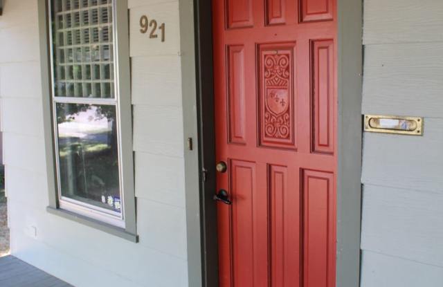 Cute Home with a detached garage Gallery 3