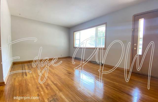 3 BEDROOM 2 BATH DUPLEX Short Term Leasing! - 1120 South Division Street, Cedar Falls, IA 50613