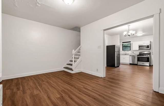 Gorgeous 2 bedroom home in Greenfield available now! Gallery 4