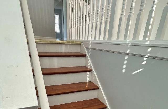 Room in 4 Bedroom Home at Lakeview Dr Gallery 3
