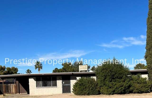 4bd/2ba Southeast home with HUGE Backyard photos photos