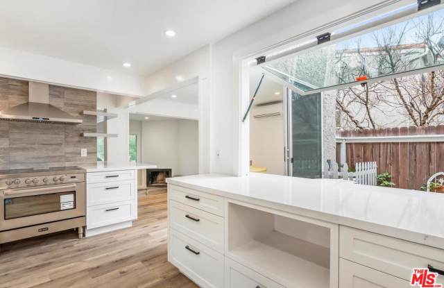 28368 REY DE COPAS Lane Gallery 2