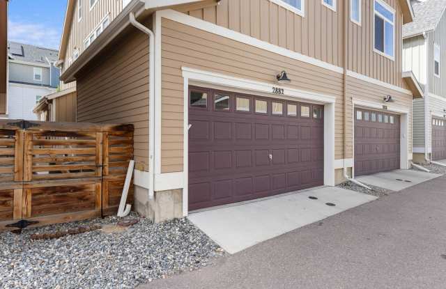 Light-Filled 4-Bd/4.5-Bath Townhome in Desirable Englewood! Available NOW! Gallery 4
