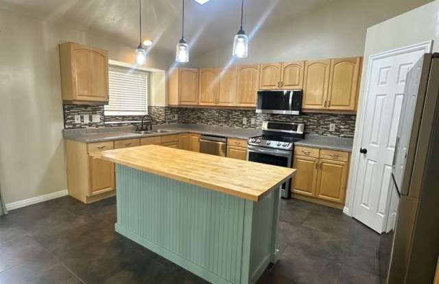 3 WEEKS FREE RENT! 5 Bedrooms, 3.5 Baths & Your Own Fenced Backyard in Clinton! Gallery 4
