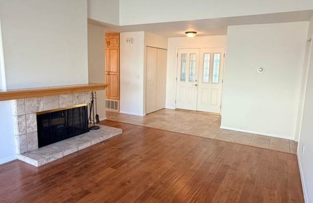 Lovely spacious 3 bedroom with huge back yard Gallery 4