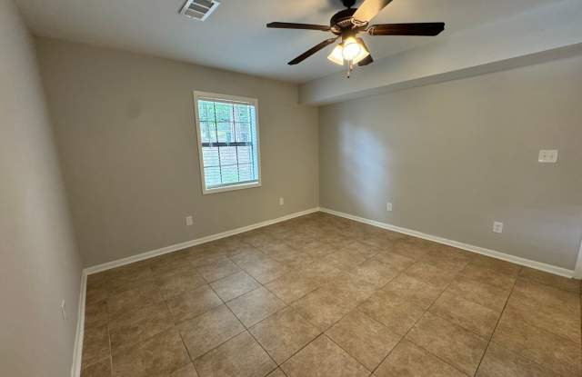 Excellent Location!  3 Bed 2.5 Bath Townhouse! Gallery 4