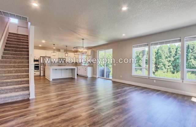 4 Bed, 3 Bath Home in Walnut Grove Near Andresen and 78th Street Gallery 4