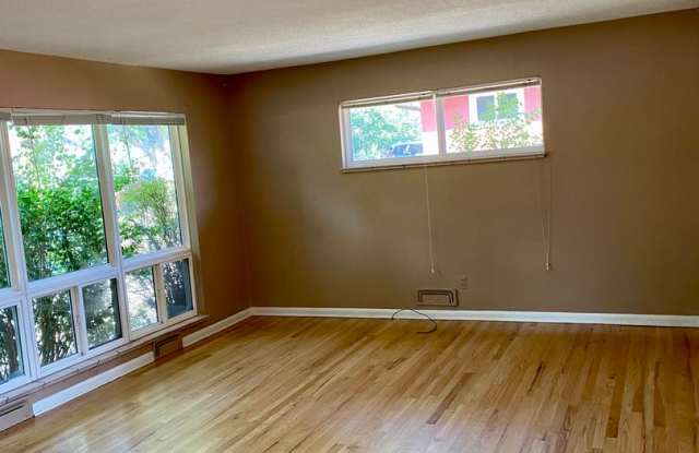Available for 2027-2028 Fall Pre-Leasing: Charming 2-Bedroom House with Flatiron Views Gallery 3