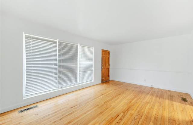 Beautiful 4 Bedroom House 5 Minutes away from FSU for 2027!! Gallery 4