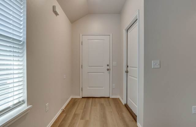 3 Bedroom 2 Bathroom Duplex in the Heart of Bethany!!! Gallery 4