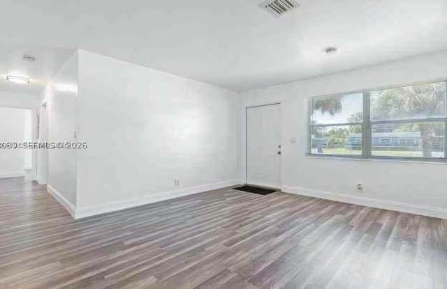 1040 NW 23rd Ter Gallery 4