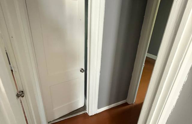 5517 Hillsboro Street Gallery 4
