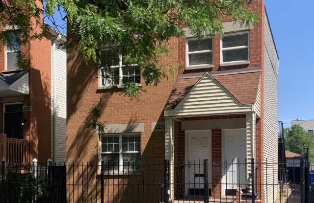 2216 W Adams Street unit: 2 photos photos