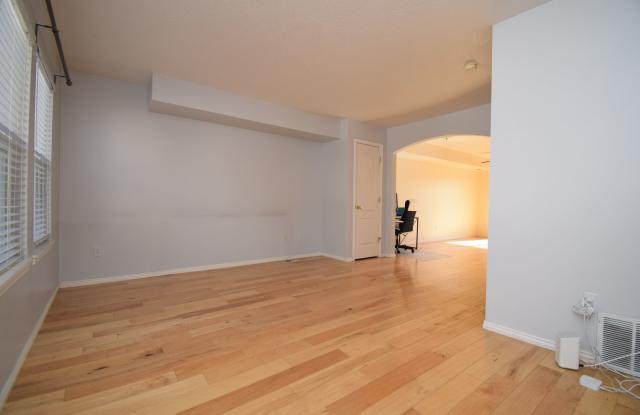 Quaint Townhome in a Gated Community! Gallery 4