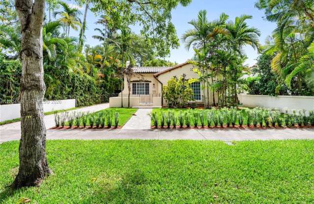 2413 N Greenway Dr photos photos