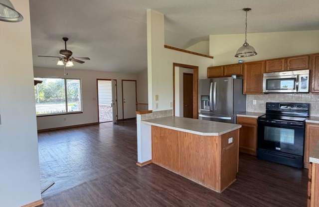 11818 W Wilkinson Ct - 3 Bedroom, 3 Bathroom Home with 3 Car Garage - $1,895 Gallery 1