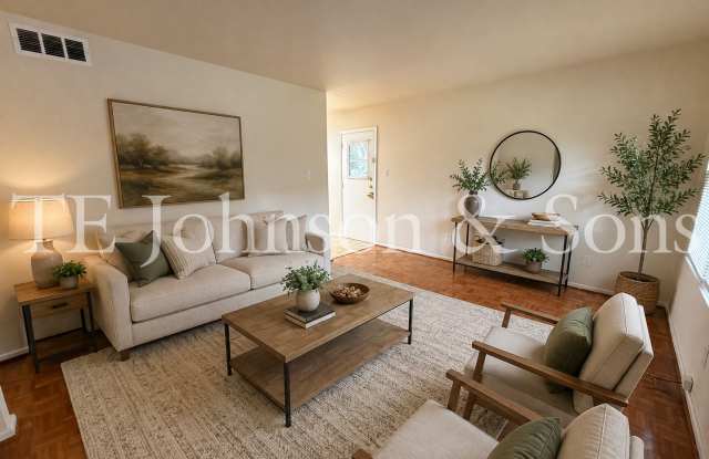Charming 4 Bedroom Ranch with Fenced Yard and Hardwood Floors Gallery 4