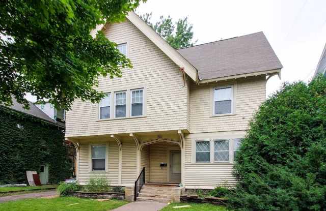 Affordable 6-Bedroom House Close to U of M Campus Gallery 3